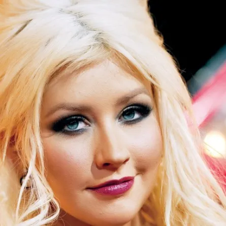 كريستينا أغيليرا تعلن خطوبتها