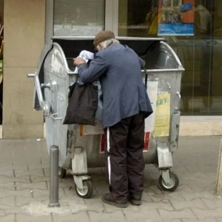 أمريكي متهم  بالبحث عن الطعام في القمامة