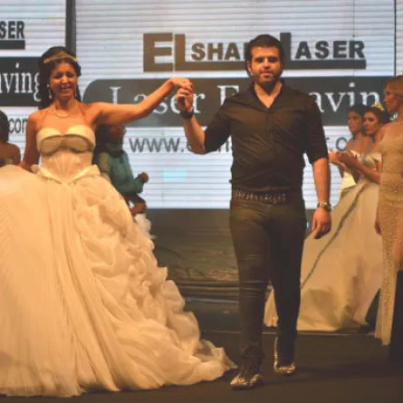 عارضة مصريّة تضرب مصمّم أزياء بالحذاء على المسرح