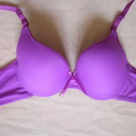 جدل في فرنسا حول عدم ارتداء حمالة الصدر