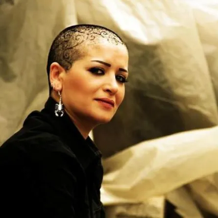 بالصور.. سوزان سكاف برأس حليق وعقرب!