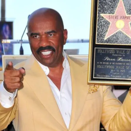 هوليوود تكرّم Steve Harvey بنجمة على رصيف الشهرة