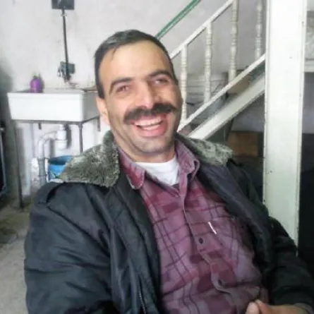 كفيف فلسطيني يصلح الآلات الموسيقية ويعزف عليها