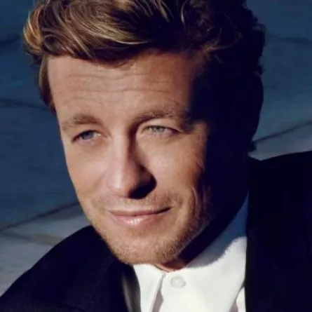 "سيدتي نت" تلتقي سيمون بيكر وجه عطر Givenchy  الجديد