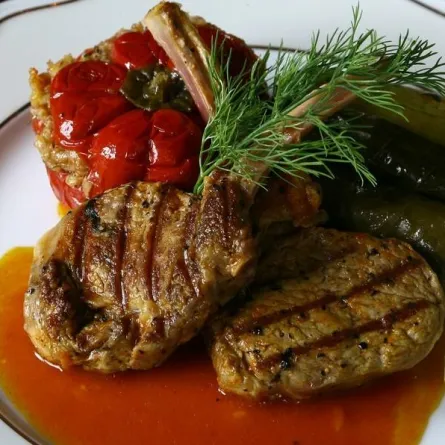 ورق عنب وكوسى مع ريش الغنم