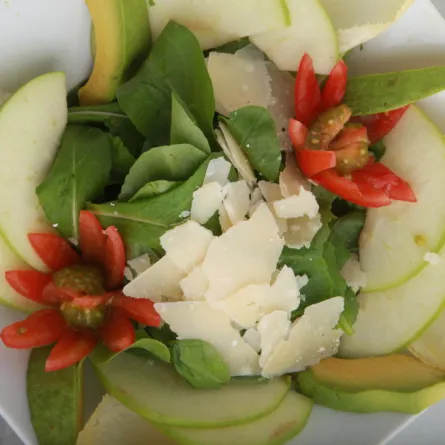 زيّني سلطة الأفوكادو والانديف بالحبق