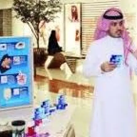 تحتضن زوجها أمام الحضور ليقلع عن التدخين