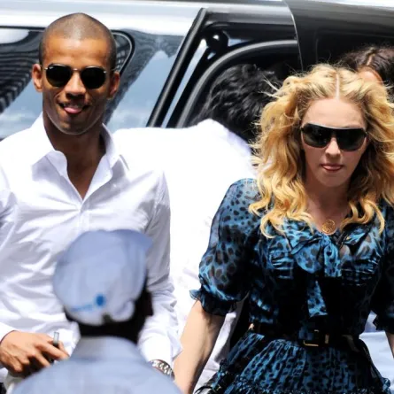 جراح تجميل يفضح عدد عمليات تجميل Madonna