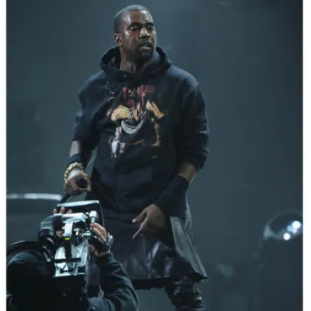 كانييه ويست يرتدي تنورة من الجلد!