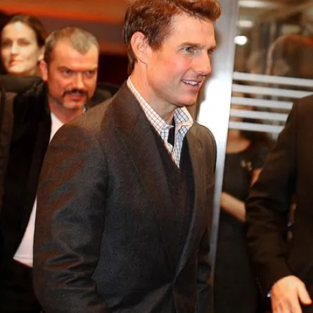 توم كروز يتخطى كاتي هولمز مع شقراء