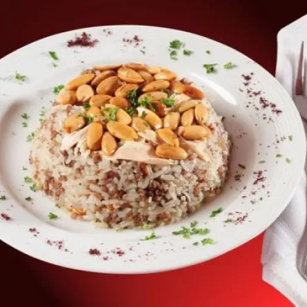 قدّمي الأرز الشرقي مع المكسّرات