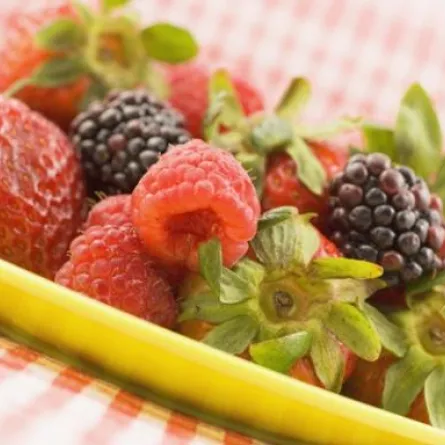 الفريز والتوت يخفضان الأزمات القلبية عند المرأة