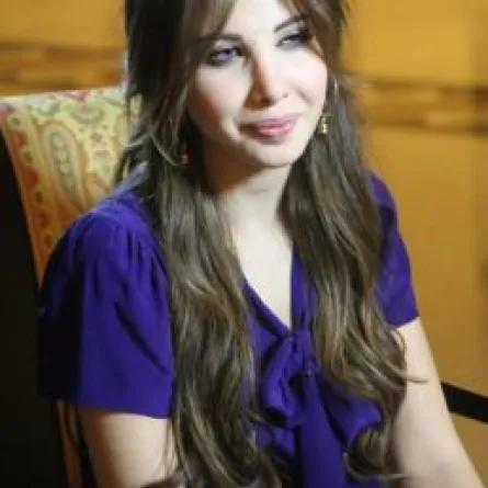 معجبة تهجم على سيارة نانسي في قطر