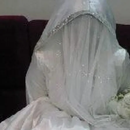 "عروس" بكامل زينتها تؤدي امتحانات الثانوية في الطائف