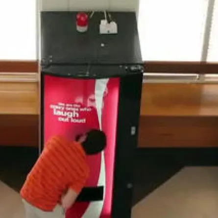 آلة تطالب المشتري بالضحك!