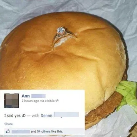 قدم خاتم الخطوبة لحبيبته في ساندويتش دجاج