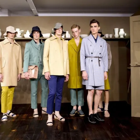 أسبوع باريس يزين ثياب الرجل بالألوان