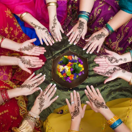 السعوديات: نقش الحنة زينة وإغراء