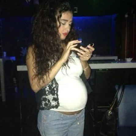 بالصور.. كندة حنّا بالشورت القصير في آخر مراحل حملها