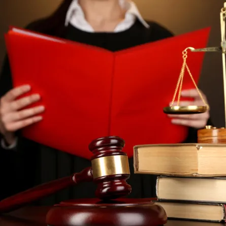 تويتر: قاضي يطرد محامية لعدم وجود محرم!