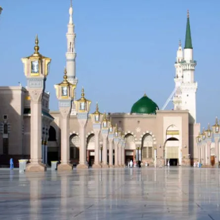 ضبط  خمسيني في وضع مُخِل مع فتاة بالحرم النَبَوي