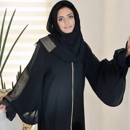 عباءة الفتاة الجامعيّة كيف تكون؟