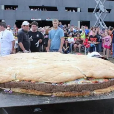 أكبر "تشيز برغر" في العالم يدخل موسوعة غينيس!