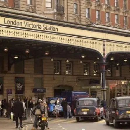اشتعال قطار في محطة فيكتوريا في لندن