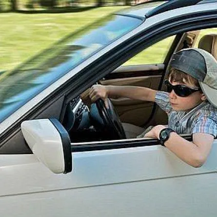 طفل يقود سيارة والده خلسة ويدعي أنه قزم