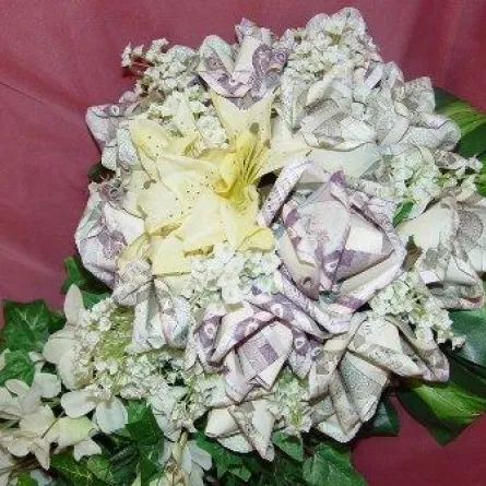 صيني يقدِّم لحبيبته باقة نقود في عيد الحبِّ!