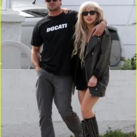 زفاف ليدي غاغا في الصيف والثوب من فيرساتشي