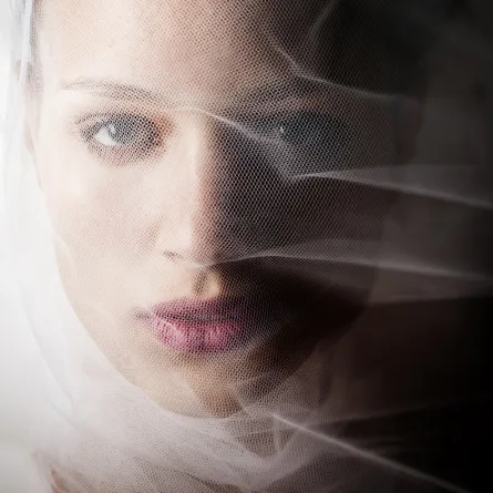 لماذا يخفي الأهل خبر الخطوبة والزواج؟