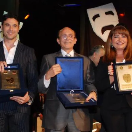 أحمد عز يحمل درعه التكريمي ويغادر فجأة