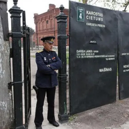 الفندق السجن يعامل زواره كالسجناء