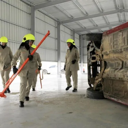 شرطيات إماراتيات ينقذن المحصورين داخل المركبات للمرة الأولى