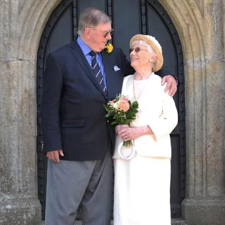 بعد 21 عام خطبة تزوجا في "سيارة جنازة"