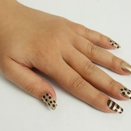 بالصور وبالفيديو: تصاميم للأظافر بالذهبي والرمادي الداكن