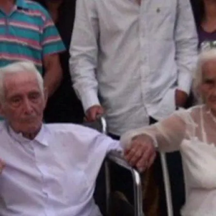 معمِّران يتزوَّجان بحضور 50 من أحفادهما