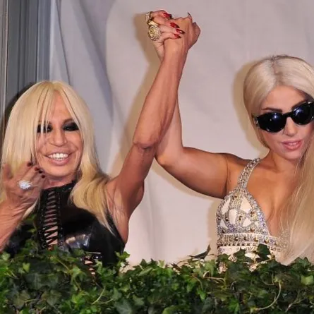Lady Gaga الوجه الإعلانيّ لمجموعة الصيف من Versace