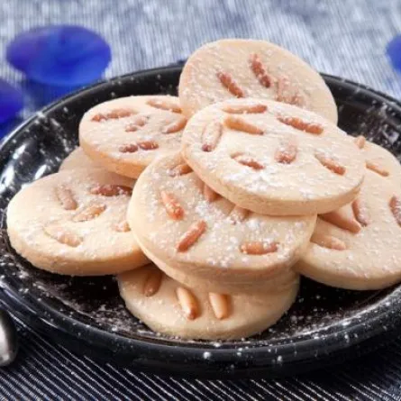 بسكويت الصنوبر من منال العالم