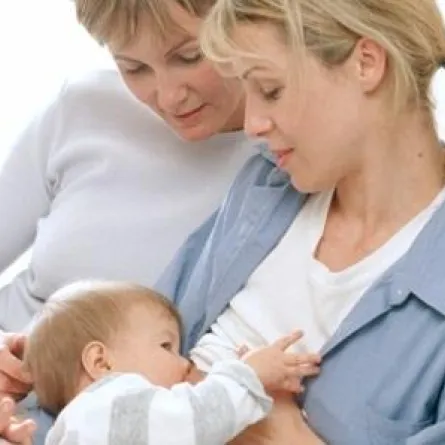 الرضاعة الطبيعية تقي من سرطان المبيض والثدي