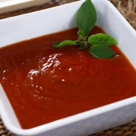 شوربة الطماطم مع الريحان المغذّية