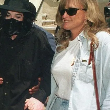 طبيب مايكل جاكسون يلمّح إلى أبوته لابن نجم البوب البكر