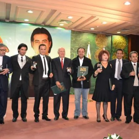 محمد منير يتجاهل دكتوراة جامعة ويلز