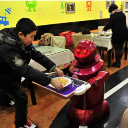 مطعم يُديره 20 إنساناً آليّاً في الصين
