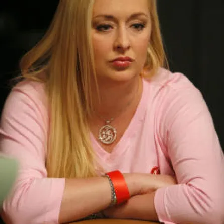 انتحار المغنية ميندي ماكغريدي