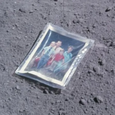 العثور على صورة عائلة على سطح القمر!