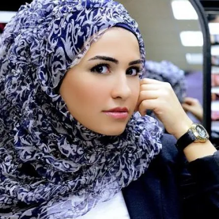 بالفيديو : 5خطوات لربطة حجاب مناسبة لاجتماع عمل