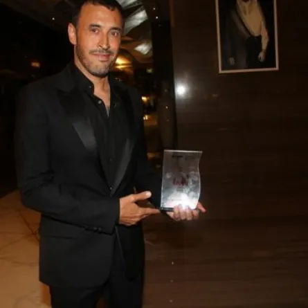 كاظم الساهر يتسلّم درع "سيدتي" كأفضل فنان عربي