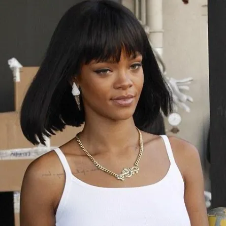 ريهانا تضع عقدا باللغة العربيّة وتسهر بعباءة خليجية